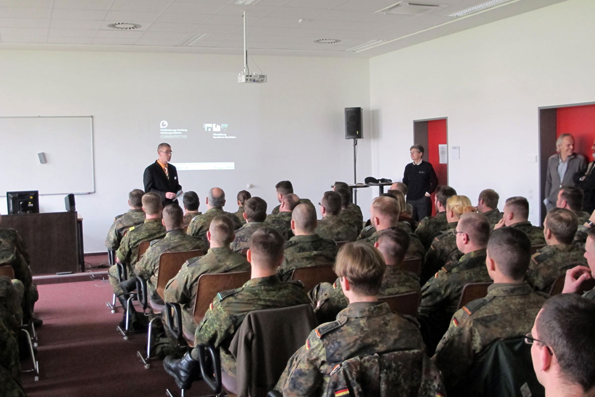 Die Seminargruppe wartet gespannt auf die Vorführung des Films  „Generation Kunduz – der Krieg der Anderen“ in der Emmich-Cambrai-Kaserne